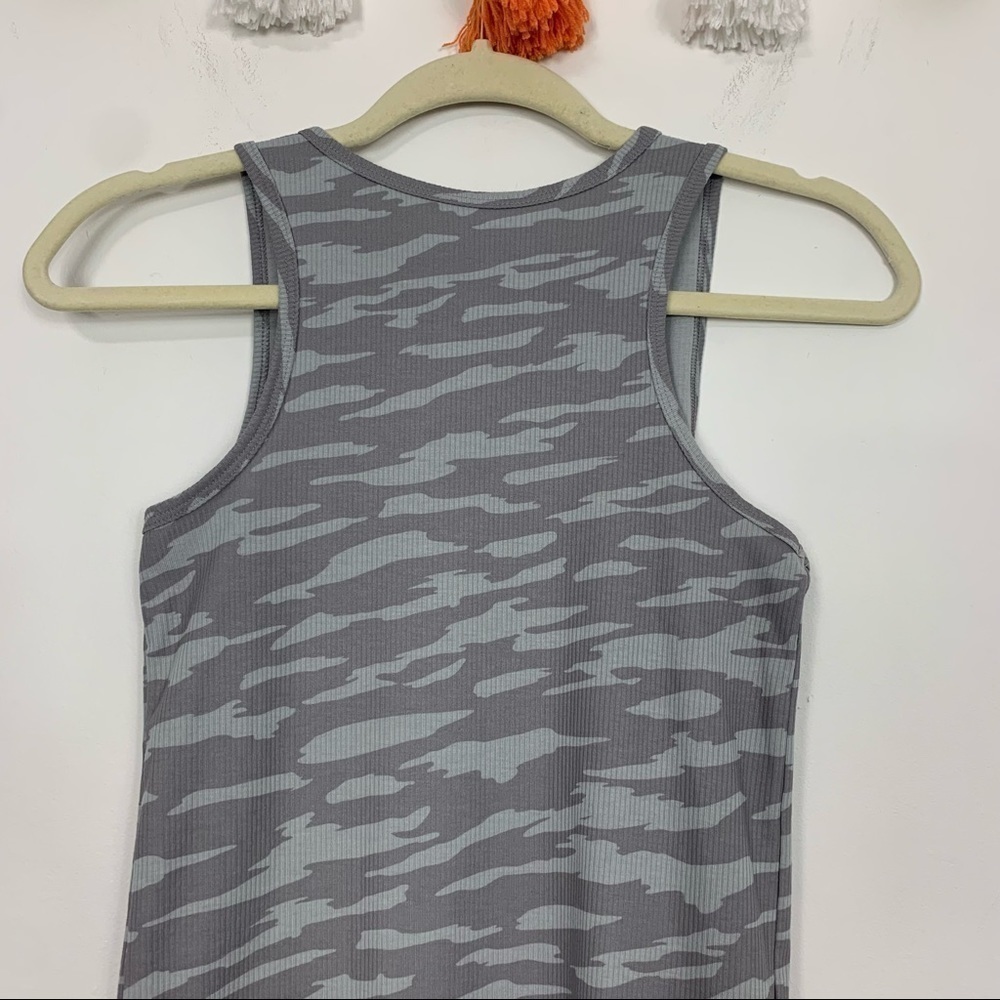 Under Armour Fitted Gray Camo Tank Top Size Small - Picture 6 of 9